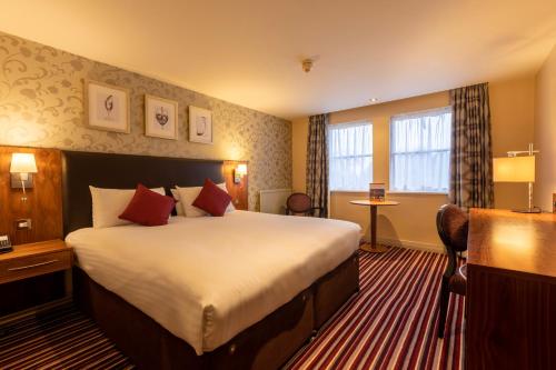 um quarto de hotel com uma cama grande e uma janela em Gloucester Robinswood Hotel, BW Signature Collection em Gloucester