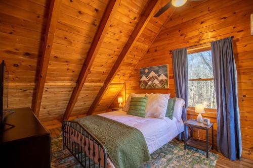 ブーンにあるAdventure Creekの丸太小屋のベッドのある寝室