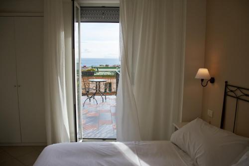 um quarto com uma cama e vista para uma varanda em Villa Margherita em Nápoles