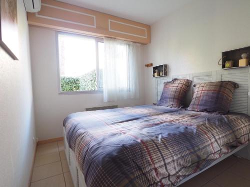 une chambre avec un lit avec une fenêtre dans l'établissement T2 Arcachon, Jardin Terrasse, Proche Plage, Parking Privé - FR-1-474-75, à Arcachon