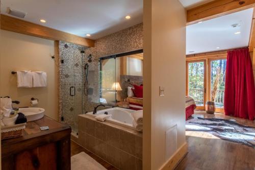 duża łazienka z wanną i prysznicem w obiekcie Rustic Cedar Rock Townhome at Eagles Nest w mieście Banner Elk