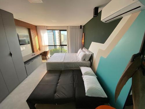 1 dormitorio pequeño con 2 camas y sofá en Edifício SKY Apto 809 ER Hospedagens, en Maceió