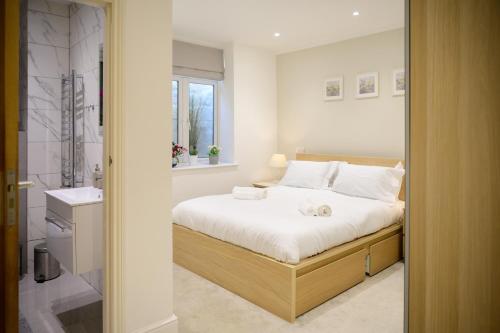 Llit o llits en una habitació de Luxurious 4 bedroom townhouse in Buxton