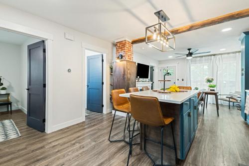 a kitchen and dining room with a table and chairs at Modern Gatsby 2b15b Caldwell Near Golf Course! in Caldwell