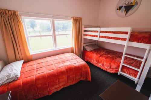 にあるCliff Top Cottageのベッドルーム1室(二段ベッド2台、窓付)が備わります。