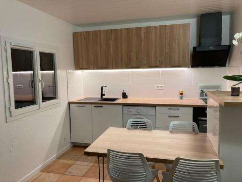 Ett kök eller pentry på Appartement Type 2 de 40m2 avec spa privatif