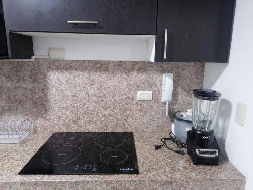 a blender sitting on top of a kitchen counter at Cómodo dpto full equipo 2 hab, seguridad y parqueo privado in Guayaquil