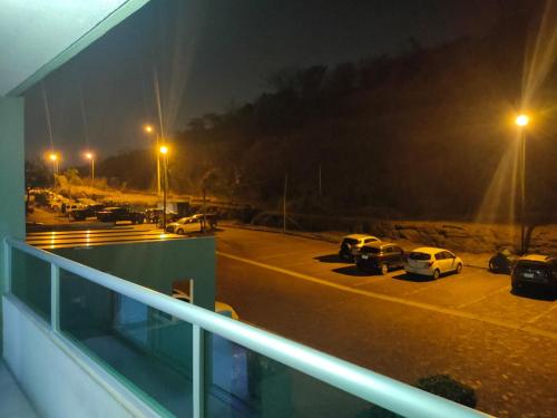 a view of a parking lot at night at Cómodo dpto full equipo 2 hab, seguridad y parqueo privado in Guayaquil