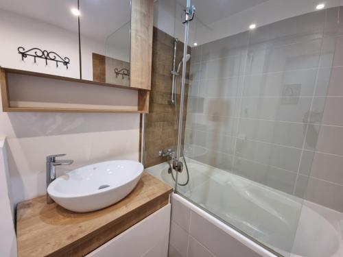 een badkamer met een wastafel en een bad bij Aviatiei Apartments near Caramfil street in Boekarest