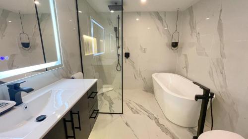 een badkamer met een wastafel, een douche en een toilet bij 3BR Stunning Recently Renovated Condo by Harmony Whistler in Whistler