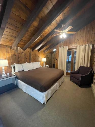 Postel nebo postele na pokoji v ubytování Hideaway Mountain Lodge