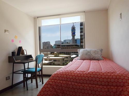 1 dormitorio con cama, escritorio y ventana en ShortStays Santiago en Santiago
