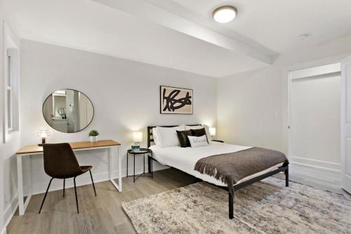 - une chambre avec un lit, un bureau et un miroir dans l'établissement Urban Chic 1BR Apt in West Loop with in-unit Laundry - Aberdeen G, à Chicago