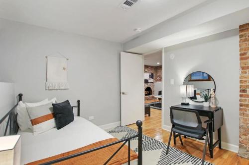 a bedroom with a bed and a desk at Perfect Stay - Modern 2BR Unit - Barry GB in Chicago