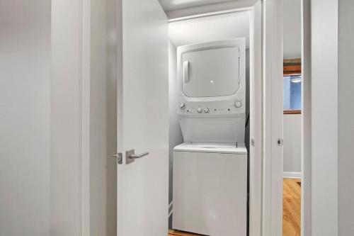 uma máquina de lavar e secar roupa num pequeno quarto em Charming 2BR Urban Oasis in the Heart of Chicago - Barry GB em Chicago