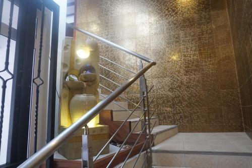 una persona caminando por las escaleras en un edificio en Happy Ours Guesthouse en Curepipe