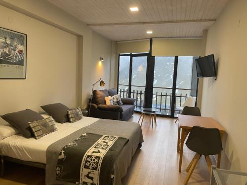 TV a/nebo společenská místnost v ubytování Hotel Edelweiss Candanchú