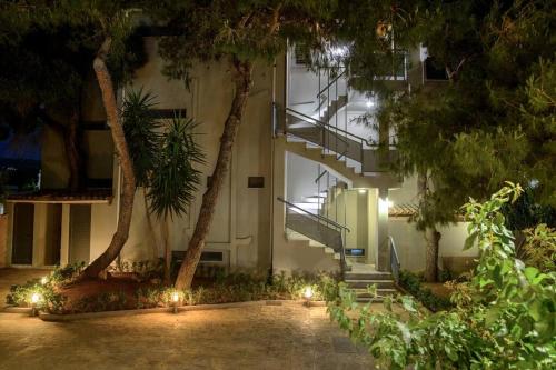 Κήπος έξω από το Lagonisi luxurious residence Nelly's Jacuzzi house