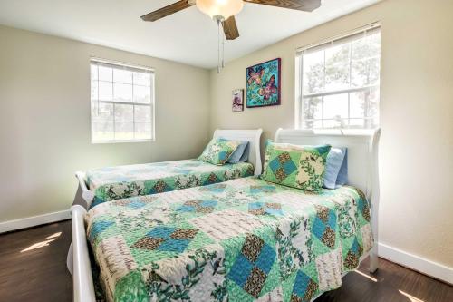 um quarto com 2 camas e 2 janelas em Tranquil Plantersville Cabin Farm Animals On-Site em Magnolia