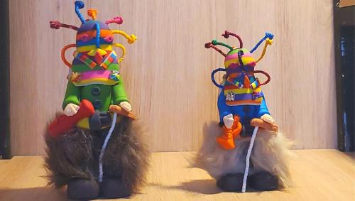 two toy figurines are on a table with their hair at Hotel Inti Quito in Quito