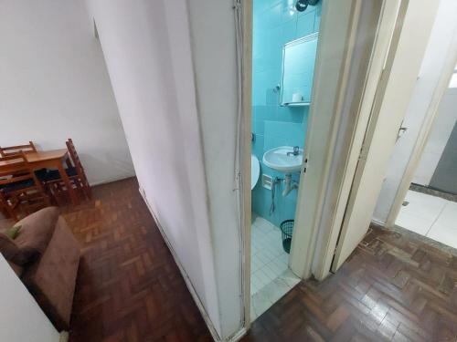a bathroom with a toilet in a room at In Copacabana Quadra da Praia 3 quartos lindos in Rio de Janeiro