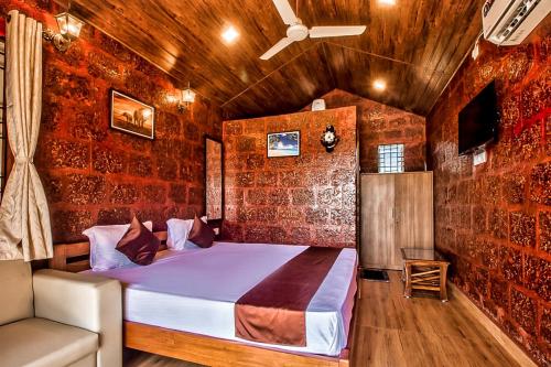 Кровать или кровати в номере Rofinos Cottages