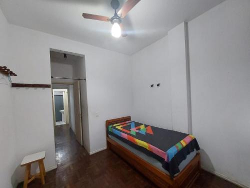 1 dormitorio con 1 cama y ventilador de techo en In Copacabana Quadra da Praia 3 quartos lindos, en Río de Janeiro