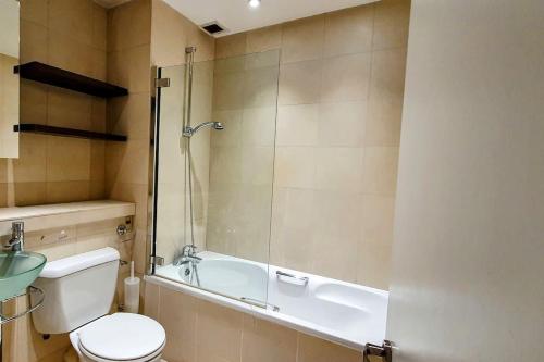 ein Badezimmer mit einem WC und einer Badewanne in der Unterkunft Beautiful centrally located spacious Penthouse flat. in London