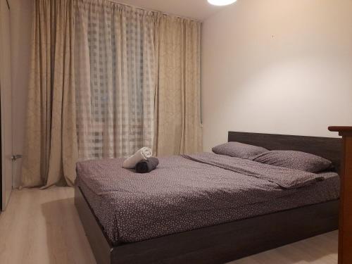 Un dormitorio con una cama con un osito de peluche encima. en Bucharest Trip Apartment, en Bucarest