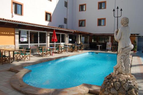 Bazén v ubytování Hotel Raxa nebo v jeho okolí