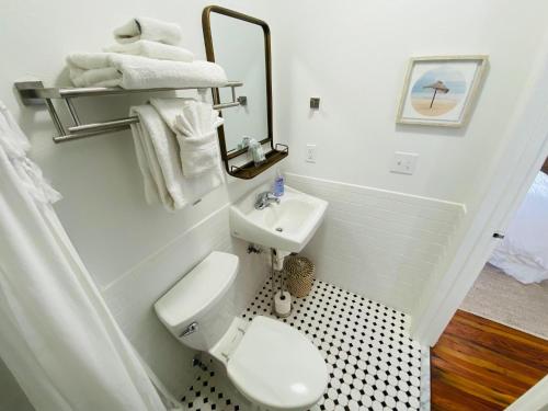 uma casa de banho com um WC branco e um lavatório. em La Tortuga Historic Pass A Grille St Pete Beach 7 em St. Pete Beach