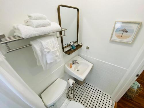 ein Badezimmer mit einem weißen WC und einem Waschbecken in der Unterkunft La Tortuga Historic Pass A Grille St Pete Beach 1 in St Pete Beach
