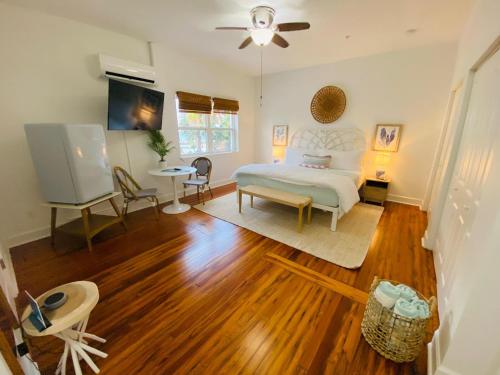 Postel nebo postele na pokoji v ubytování La Tortuga Historic Pass A Grille St Pete Beach 19