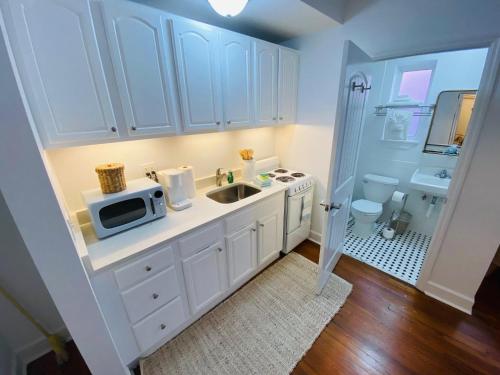 Kuchyň nebo kuchyňský kout v ubytování La Tortuga Historic Pass A Grille St Pete Beach 19