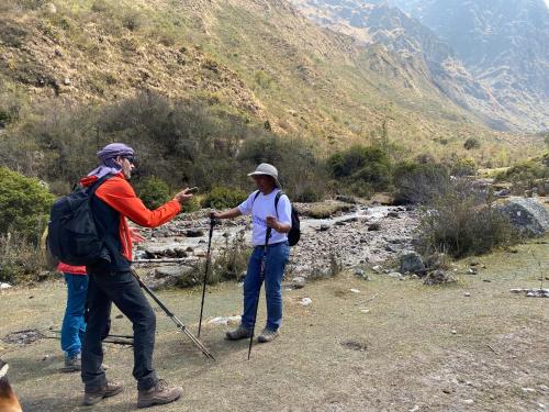 two people are standing on a mountain trail at Hotel Chinchero Boutique & Tours in Chinchero