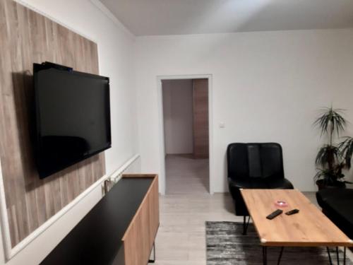 salon z telewizorem z płaskim ekranem na ścianie w obiekcie Apartman San w mieście Brczko