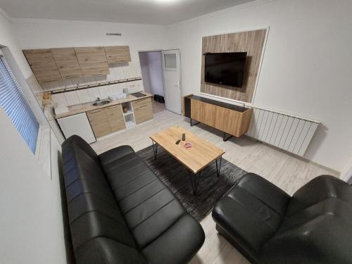sala de estar con sofá y mesa en Apartman San en Brčko