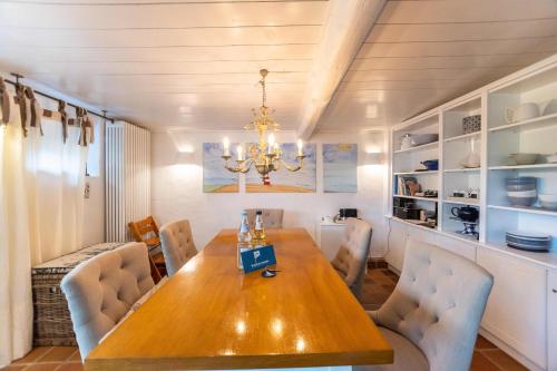 a dining room with a wooden table and chairs at Ferienhaus Strandgut in Oevenum