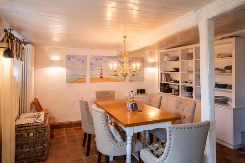 a dining room with a table and chairs at Ferienhaus Strandgut in Oevenum