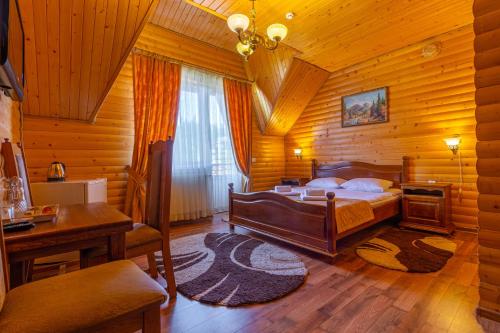 ein Schlafzimmer mit einem Bett in einer Holzhütte in der Unterkunft Villa Nikoletta in Bukowel