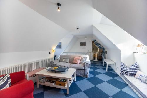 a living room with a couch and a table at Ferienhaus Strandgut in Oevenum