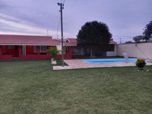 Piscina di Recanto lindo na cidade com piscina e churrasqueira o nelle vicinanze