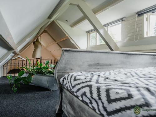 um quarto com uma cama com estampa de zebra num quarto em de Zeelberg em Valkenswaard