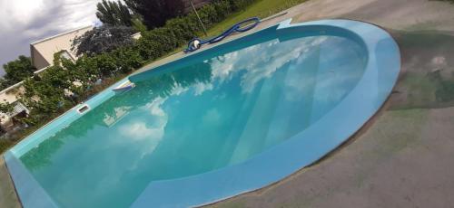 una vista aérea de una piscina azul en Casa Câmeron del Mar en San Rafael