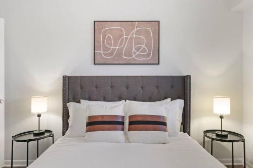 een slaapkamer met een groot bed met 2 lampen bij 1BR Picturesque Apt with Modern Amenities - Salem 8C in Arlington Heights