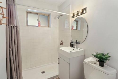 een witte badkamer met een wastafel en een spiegel bij 1BR Picturesque Apt with Modern Amenities - Salem 8C in Arlington Heights