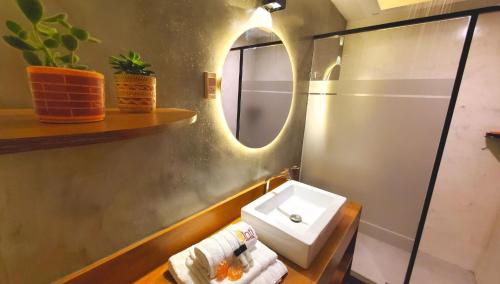 ein Bad mit einem Waschbecken und einem Spiegel in der Unterkunft Hotel Inti Quito in Quito