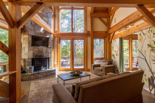 Χώρος καθιστικού στο Modern Cedar Rock Townhome at Eagles Nest