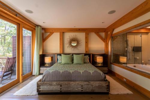 Ένα ή περισσότερα κρεβάτια σε δωμάτιο στο Modern Cedar Rock Townhome at Eagles Nest
