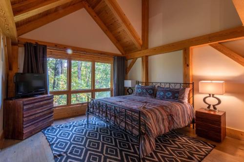 Ένα ή περισσότερα κρεβάτια σε δωμάτιο στο Modern Cedar Rock Townhome at Eagles Nest